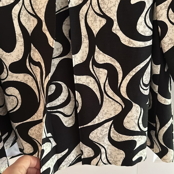 Woman’s beautiful jacket fully lined. - Picture 6 of 9